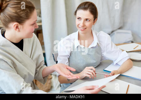 Zwei junge Kreative Frauen diskutieren Skizze auf Papier vor neues Projekt Stockfoto