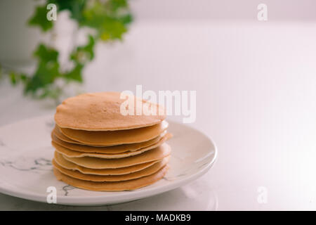 Kochen für Frühstück. Leckere hausgemachte Pfannkuchen auf einer Platte Stockfoto