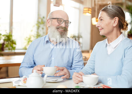 Gerne älterer Mann und Frau Zeit und reden in Cafe, das von einer Tasse Tee oder Kaffee. Stockfoto