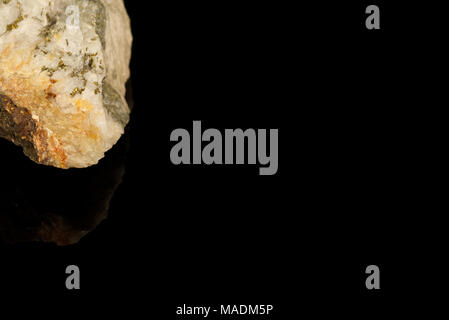 Eisensulfid, Fool's Gold, Eisen Sulfid, Eisen Mineral Erz auf schwarzem Hintergrund isoliert. Isometrische Kristallstruktur. Steine und Mineralien Stockfoto