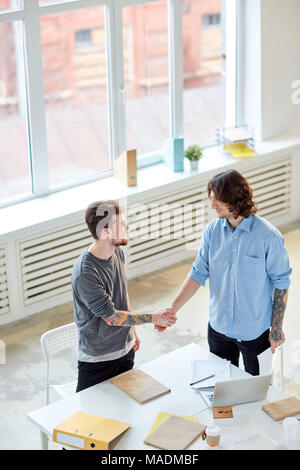 Business Partner die Hände schütteln Nach einem Treffen im Büro Stockfoto