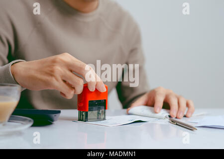 Notar in Büro stempeln Dokument Stockfoto