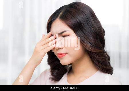 Schmerzen. Müde, erschöpft gestresste Frau leidet starke Augenschmerzen. Porträt von schöne junge weibliche Gefühl krank, haben Kopfschmerzen, Nase Schmerzen und T Stockfoto