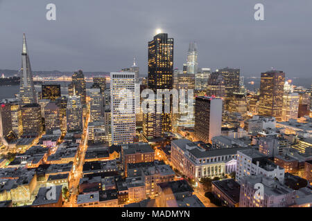 Mondschein über San Francisco Downtown. Stockfoto