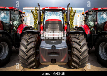 Neue, schöne, rot mit schwarzen Räder Traktor, Nahaufnahme, Hintergrundbild Stockfoto