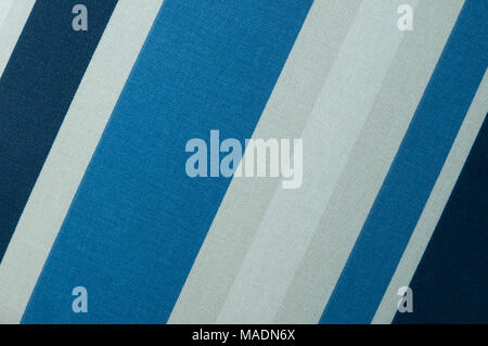 Texturierte mit einem Muster der diagonalen Streifen von Weiß und Blau Stockfoto