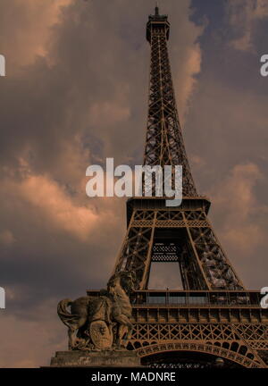 Paris Frankreich - Pferd Statue an der Basis der Eiffelturm Bild mit Kopie Raum im Hochformat Stockfoto