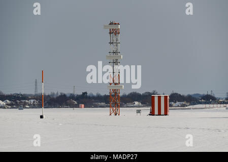 Flughafen London Southend Infrastruktur im Schnee schlechtes Wetter in das Tier aus dem Osten wetter Phänomen. ILS Gleitwinkel Turm landing System Stockfoto