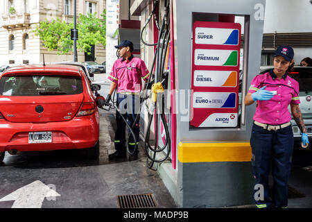 Buenos Aires Argentinien, Recoleta, Axion, Tankstelle, Benzin, Kraftstoffpumpe, Aufsichtsperson, Uniform, tanken, Pumpen, Mann Männer männlich, Frau weibliche Frauen, Auto, diese Stockfoto