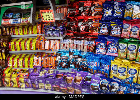 Buenos Aires Argentinien, El Jevi Kiosk, 24-Stunden-Geschäft, Regale mit Imbissladen, Süßigkeiten, Kekse, Display, Schokolade, Oreo, Hispanic, ARG171130310 Stockfoto