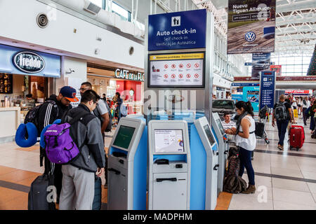 Buenos Aires Argentinien, Ministro Pistarini International Airport Ezeiza EZE, Terminal Gate, innen, Selbstabfertigung-Kiosk, Männer männlich, Gepäck, Rücken Stockfoto