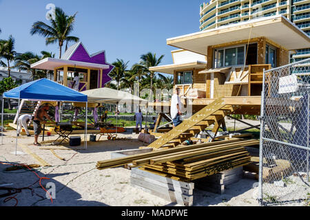 Florida, FL South, Miami Beach, Lummus Park, Rettungsschwimmerturm, unter einer neuen Baustelle Bauherr, Holz, Zimmermann, Montage, Hispanic La Stockfoto