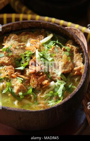 Soto Batok, der javanischen Rindfleisch Suppe serviert in Kokosnuss Schale Schüssel Stockfoto