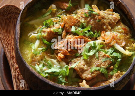 Soto Batok, der javanischen Rindfleisch Suppe serviert in Kokosnuss Schale Schüssel Stockfoto