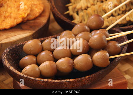 Sate Telur Puyuh, Javanisch traditionelle Gericht geschmorte Wachtelei satays; allgemein mit javanischer Suppe Teller serviert. Stockfoto