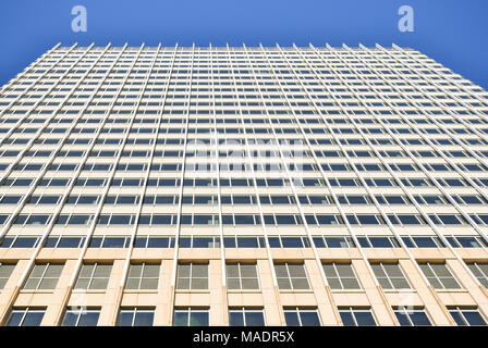 Die Fassade eines Bürogebäudes auf der Suche vom Boden bis in den Himmel Stockfoto