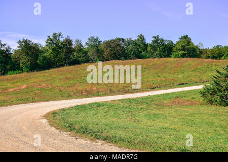 Schmutz der Straße schlängelt sich durch die Landschaft in Alabama Stockfoto