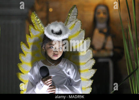 Paranaque, Philippinen. 01 Apr, 2018. Ein Engel erwartet das Bild von Jesus Christus und die Jungfrau Maria während des traditionellen Salubong in Paranaque am frühen Morgen des Ostersonntag, den 1. April 2018. Salubong, eine philippinische katholische Tradition ist die Begegnung des auferstandenen Christus und die Gottesmutter. Credit: Marlo Cueto/Pacific Press/Alamy leben Nachrichten Stockfoto