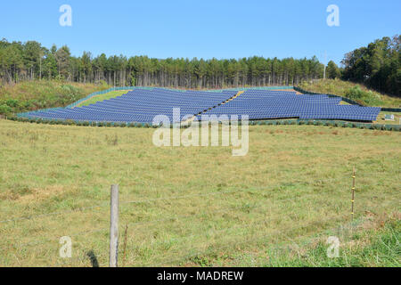 Solar Panel Installation in einem offenen Feild - Weitwinkel Foto Stockfoto