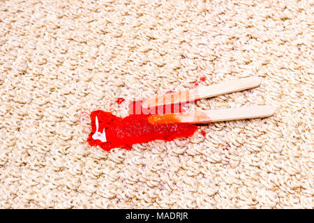 Einem Time Lapse-Videorecorder eines schmelzenden Popsicle auf weißen Teppich zeigt die eisigen behandeln in einem klebrigen Saft schmelzen und rechts in den Teppich zu absorbieren. Stockfoto