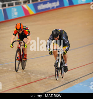 Ewan Davies (Pedalsport CC, links) Knapp schlagen Paul Turner (PMR CC, rechts), um die Zeile in der Sprint heizt sich im Gas Karfreitag Titel Cycli Stockfoto