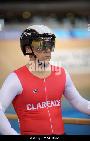 Ben Freund (Clarence Wheelers CC) warten auf die Rennen auf dem voll Gas Karfreitag Titel Radfahren Treffen, Lee Valley VeloPark, London, UK. Karfreitag, Anschluss Stockfoto