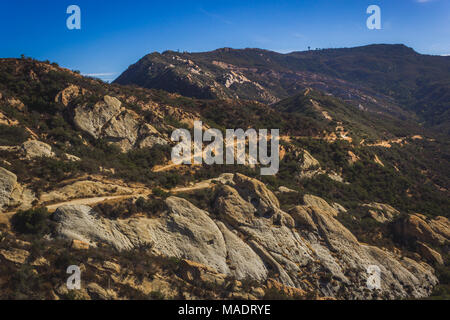 Malerischer Blick auf Calabasas Peak Trail schlängelt sich durch den Canyon mit Felsformationen an einem sonnigen Tag mit blauen Himmel und Wolken, Calabasas Peak S Stockfoto