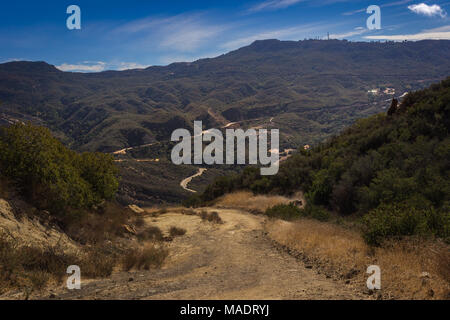 Malerischer Blick auf Calabasas Peak Trail schlängelt sich durch den Canyon mit Felsformationen an einem sonnigen Tag mit blauen Himmel und Wolken, Calabasas Peak S Stockfoto