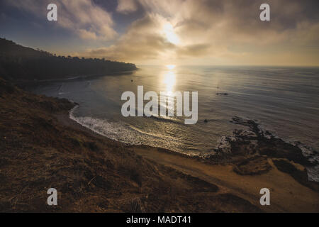 Aussichtspunkt an der Küste von Südkalifornien bei Sonnenuntergang an einem bewölkten Tag von flachen Felsen, Palos Verdes Estates, Kalifornien Stockfoto