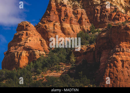 Detaillierte Ansicht des Capitol Butte (aka Thunder Mountain) Red Rock Formation aus Dry Creek Vista an einem sonnigen Tag mit blauen Himmel und Wolken, Sedona, Arizona Stockfoto