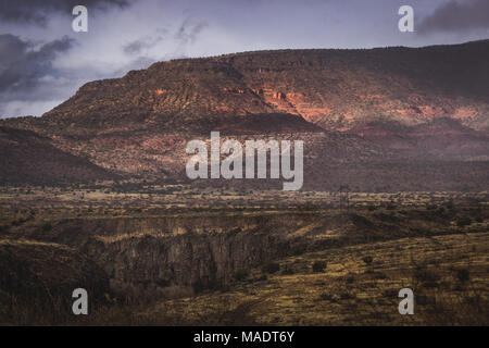 Dramatische Himmel über Verde Valley als schneesturm Rollen, mit Bergen und eine gigantische Schlucht in den Hintergrund, in der Nähe von Clarkdale, Arizona Stockfoto