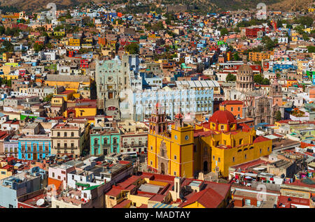 Nahaufnahme und Luftaufnahme von Guanajuato Stadtzentrum mit der Kathedrale Unserer Lieben Frau von Guanajuato und seinen bunten Architektur an einem Sommertag, Mexiko. Stockfoto