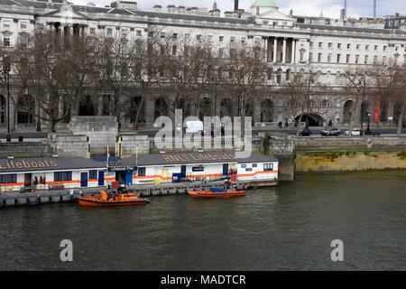 RNLI Rettungsboote neben der Waterloo Bridge über die Themse in Victoria Embankment in London geparkt. Stockfoto