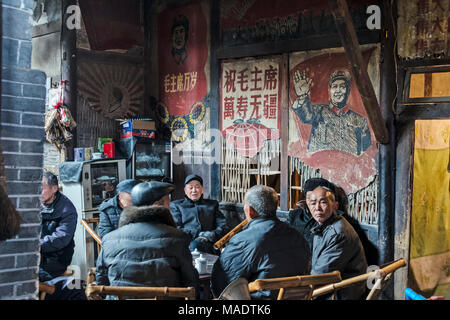 Alte Teehaus mit kulturellen Revolution Poster, Chengdu, Provinz Sichuan, China eingerichtet Stockfoto