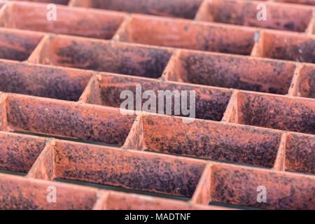 Close up Rost Gitterrost der Kanaldeckel Stockfoto