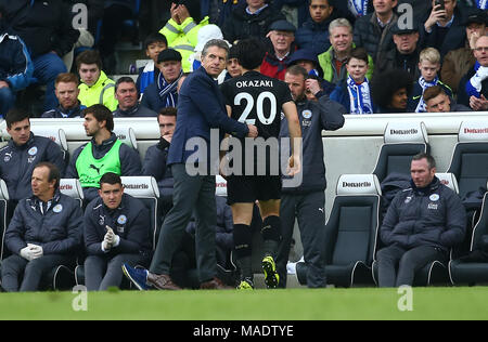 Leicester manager Puel als Shinji Okazaki von Leicester ist während der Premier League Match zwischen Brighton und Hove Albion und Leicester City an der American Express Community Stadion in Brighton und Hove ersetzt. 31 Mar 2018 *** redaktionelle Verwendung. Kein Merchandising. Für Fußball Bilder FA und Premier League Einschränkungen Inc. kein Internet/Mobile Nutzung ohne fapl Lizenz - für Details Kontakt Fußball Dataco *** Stockfoto