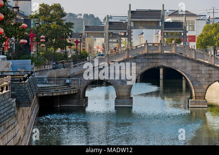 Steinerne Brücke über den Canal Grande, Yixing, Provinz Jiangsu, China Stockfoto