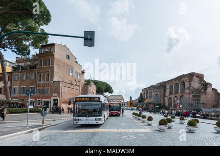 Rom, Italien, 07. MÄRZ 2018: Weitwinkelbild des Busverkehrs in Rom, Italien Stockfoto