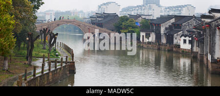 Traditionelle Häuser und steinerne Brücke über den Canal Grande, die antike Stadt Yuehe in Jiaxing, Zhejiang Provinz, China Stockfoto