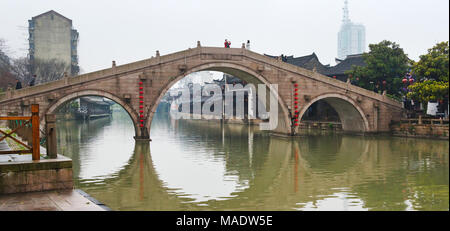 Steinerne Brücke über den Canal Grande, die antike Stadt Yuehe in Jiaxing, Zhejiang Provinz, China Stockfoto