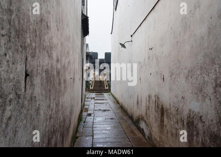 Gepflasterte Straße unter den traditionellen Häusern, antike Stadt Yuehe in Jiaxing, Zhejiang Provinz, China Stockfoto