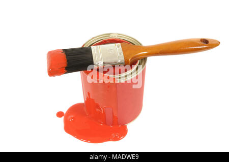 Unordentliche Tropfen roter Farbe Dose mit Pinsel auf einem weißen Hintergrund. Stockfoto