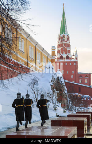 Moskau, Russland, 01. Februar 2018: Soldaten sind zu Fuß entlang der Kremlmauer nach Änderung der Wächter am Grab des unbekannten Soldaten Stockfoto