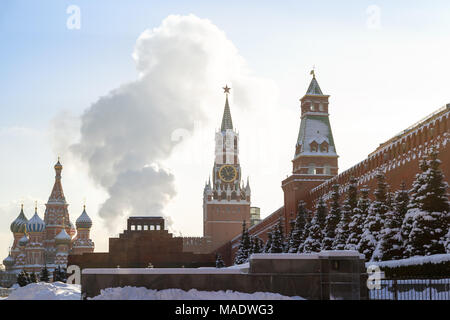 Moskau, Russland, 01. Februar 2018: Rauch steigt über dem Grab Lenins auf dem Roten Platz Stockfoto