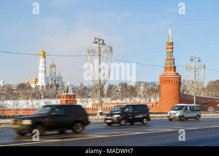 Moskau, Russland, 01. Februar 2018: Die schwarzen SUV und zwei Kleinbusse sind schnell entlang der Autobahn auf dem Hintergrund der von der Kremlmauer und der Bekle Stockfoto