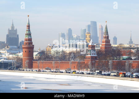 Moskau, Russland, 01. Februar 2018: Blick auf die Moskwa Damm, die Türme der Business Center von "Moskau - Stadt', die Vodovzvodnaya Turm von Stockfoto