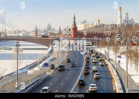 Moskau, Russland, 01. Februar 2018: Blick von der Autobahn, die Brücke über den Fluss Moskwa und die Türme des Moskauer Kreml Stockfoto