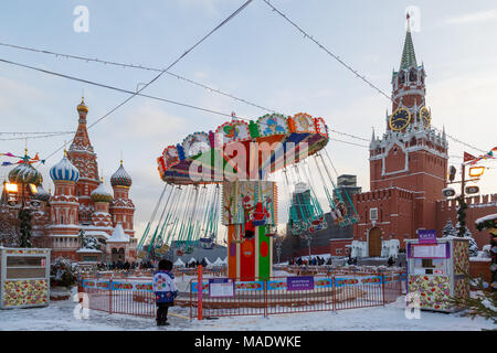 Moskau, Russland, 01. Februar 2018: Karussell auf dem Roten Platz an den Wänden des Moskauer Kreml während der Feiertage des neuen Jahres Stockfoto