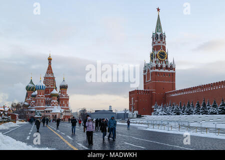 Moskau, Russland, 01. Februar 2018: Touristen sind zu Fuß auf dem Roten Platz an einem kalten Winterabend Stockfoto