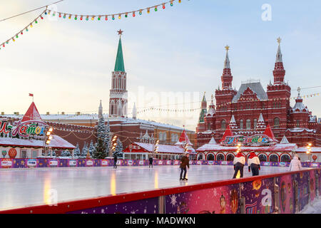 Moskau, Russland, 01. Februar 2018: die Eisbahn auf dem Roten Platz in der Nähe der Mauern des Moskauer Kreml Stockfoto